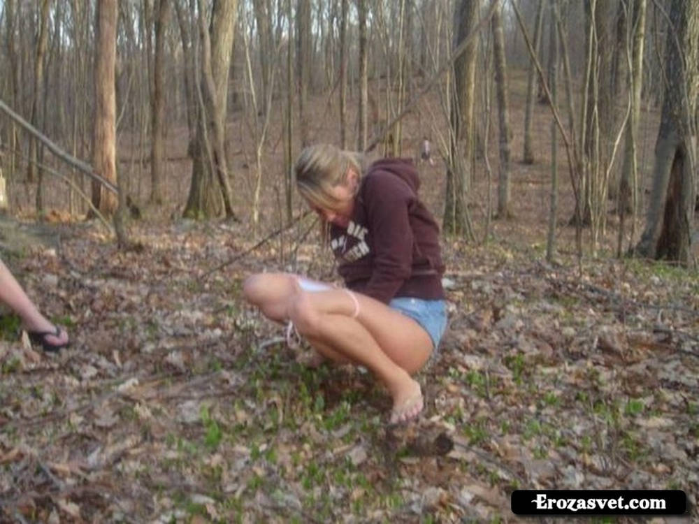 Подруга писяет в лесу фото