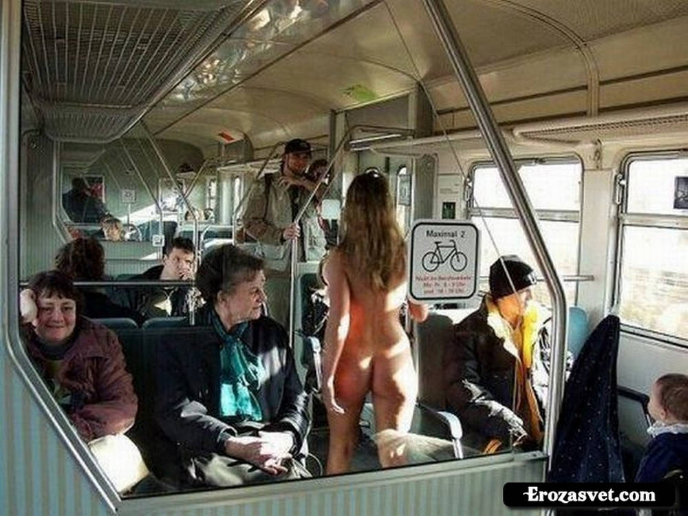 Молодая шлюшка показывает стриптиз в поезде
