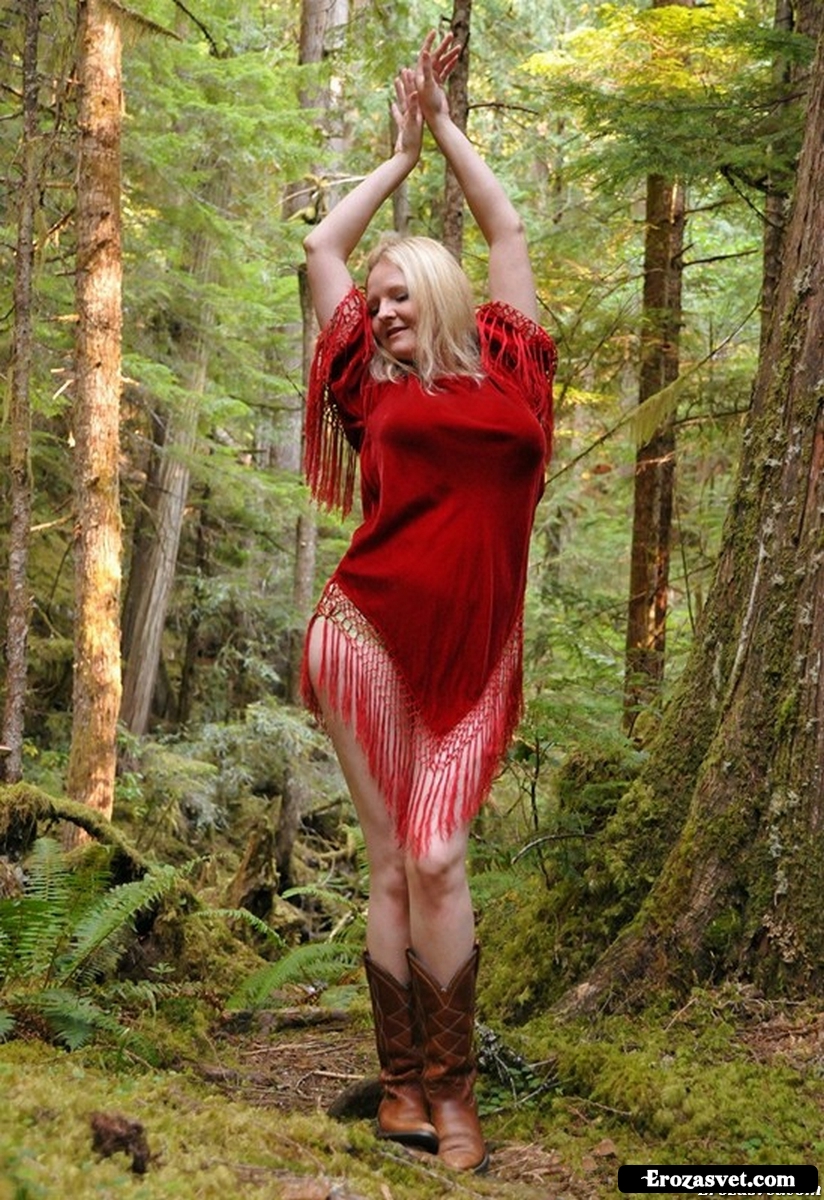 Зрелая женщина в лесу (10 фото)