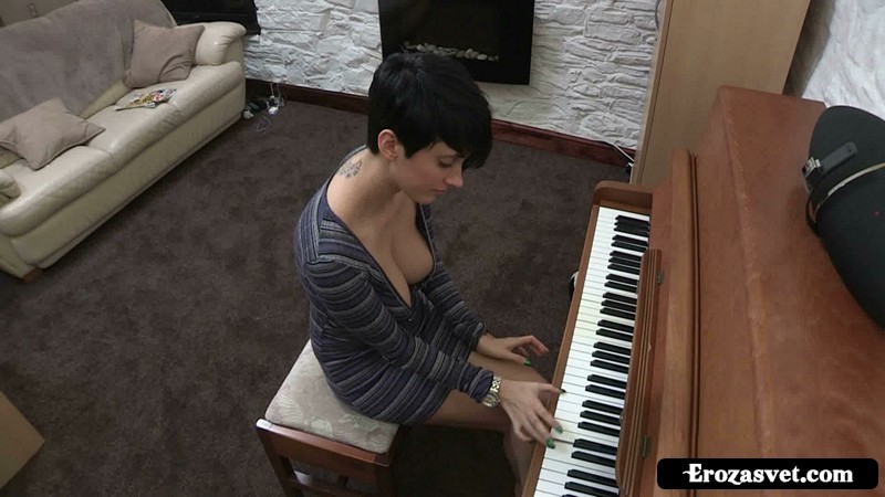 Милашка играет на пианино (8 фото)