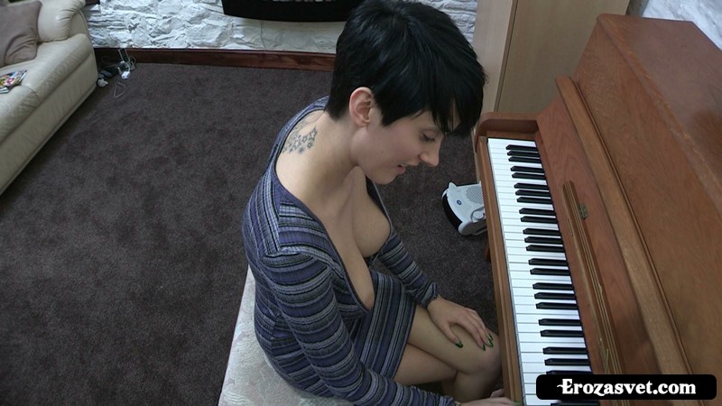 Милашка играет на пианино (8 фото)