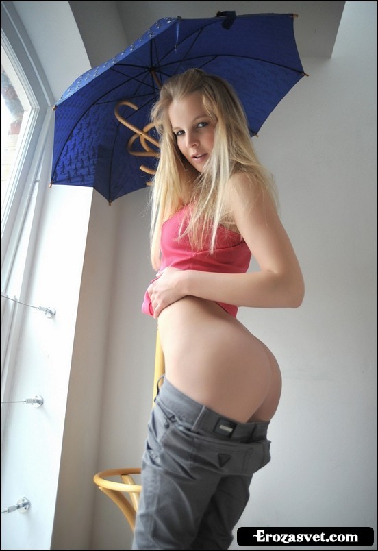 Девушка Аня с зонтиком раздевается на лестнице (16 эро фото)