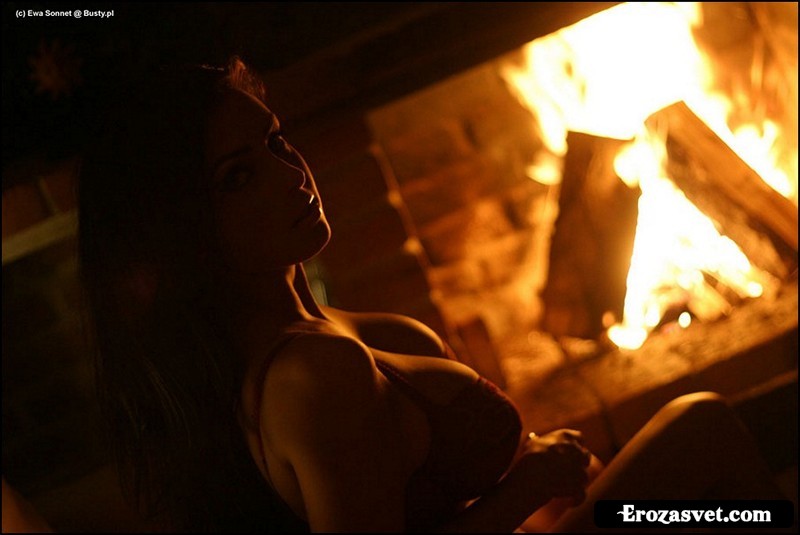 Эро фотосет Ewa Sonnet - Fireplace (21 эро фото)