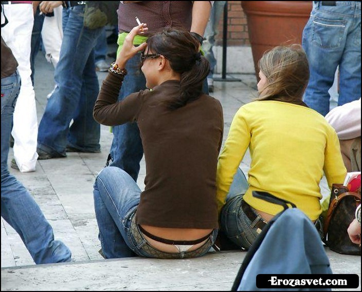 Засвет трусов, стрингов, плавок у девушек в общественных местах  (35 эро фото)