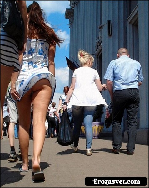 Летом под юбкой у девушек на улице (27 эро фото)