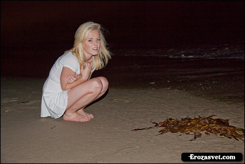 Ночной стриптиз на пляже красивой блондинки (6 эро фото)