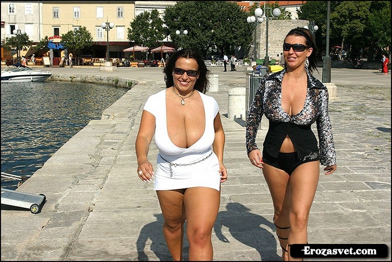 Две подруги с большими грудями гуляют по улице (11 эро фото)