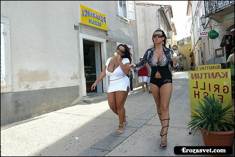 Две подруги с большими грудями гуляют по улице (11 эро фото)