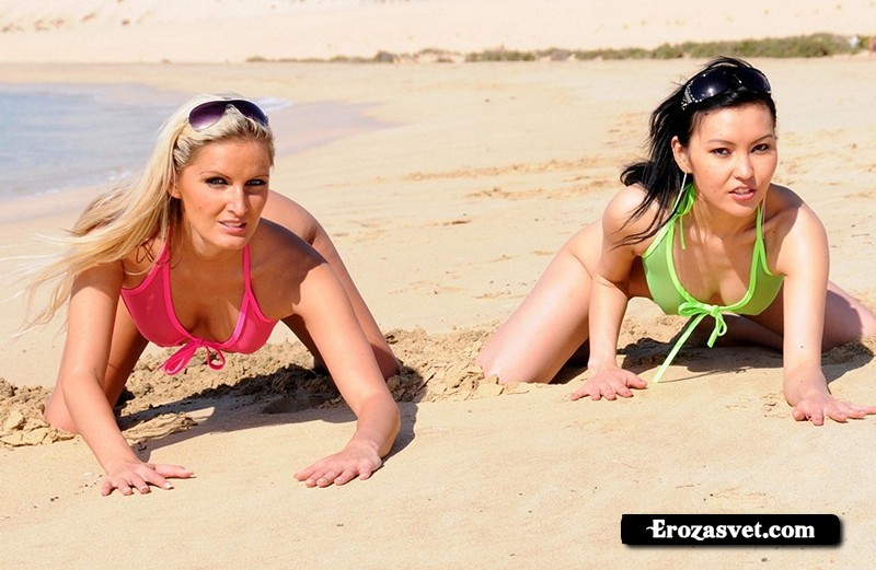 Девушки на пляже в откровенных бикини (18 сексуальных фото)