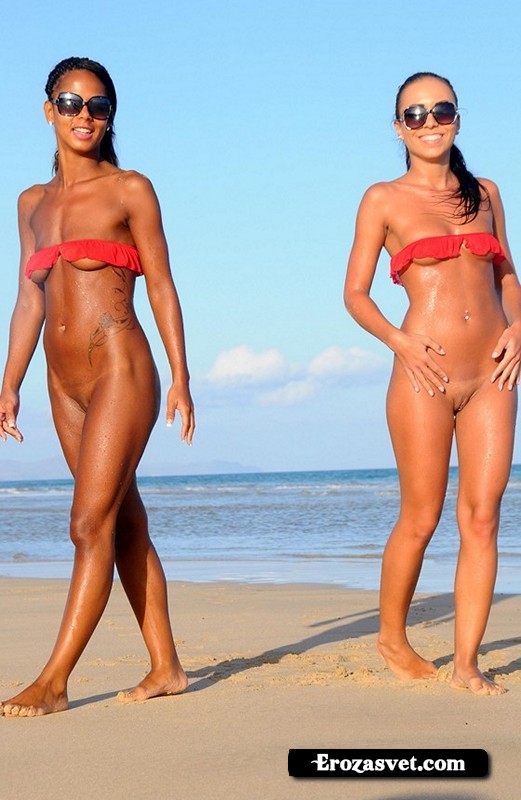 Две обнаженные лесбиянки нудистки на пляже (15 эротических фото)