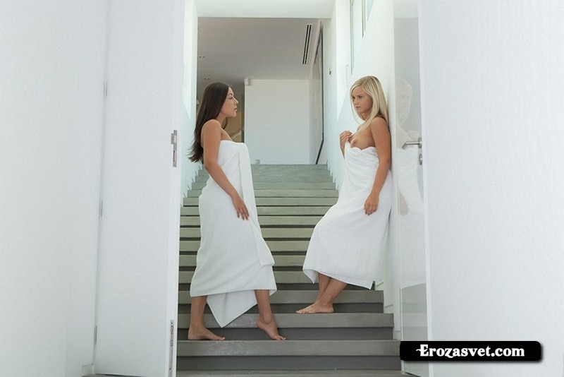 Две красивых лезбиянки занимаются любовью на лестнице (13 фото секс)