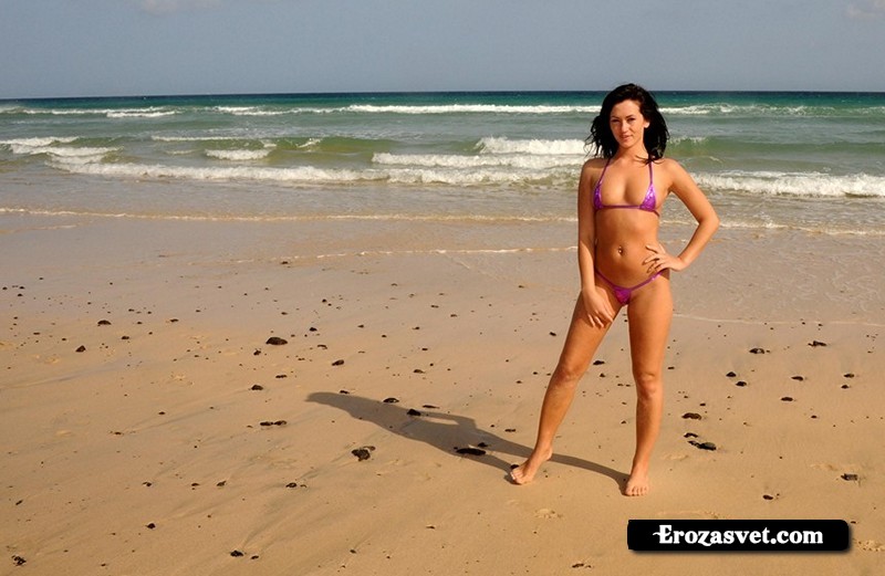 Стриптиз в бикини на диком пляже (14 частных эро фото)