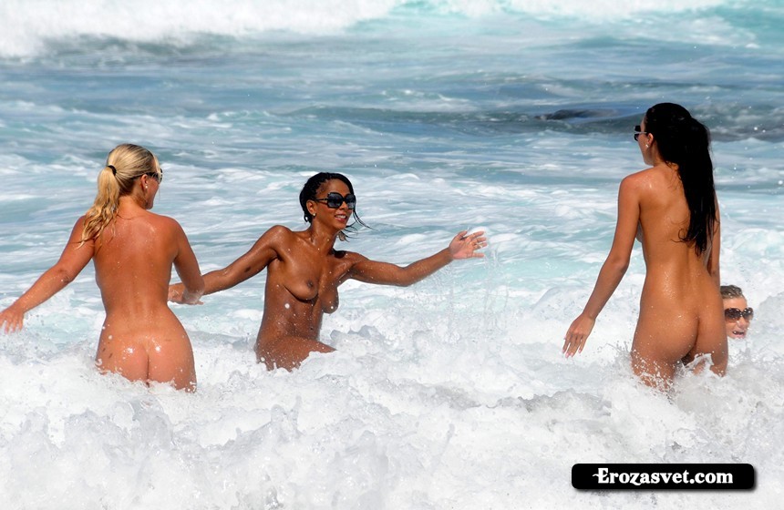 Обалденные телки позируют голые на пляже (15 фото эро)
