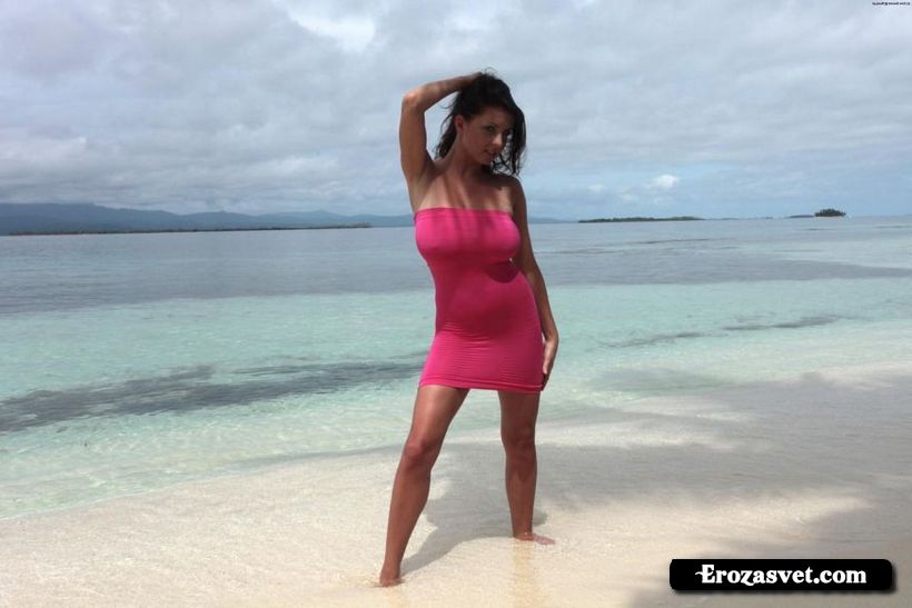 Ewa Sonnet в обтягивающем розовом платье без трусиков на пляже