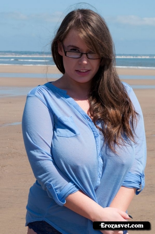 Полная девушка с большими сиськами и попой обнажилась на пляже