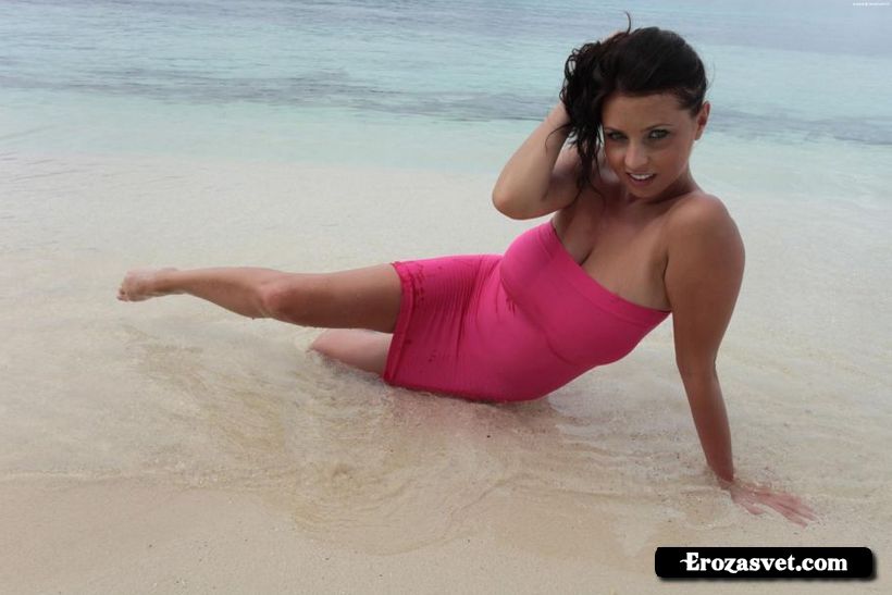 Ewa Sonnet в обтягивающем розовом платье без трусиков на пляже