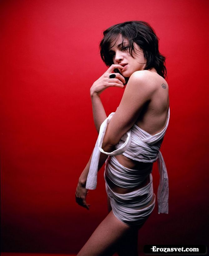 Азия Ардженто (Asia Argento) на эро фото для журнала Esquire