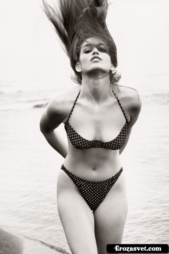 Фотографии возбуждающей эро красотки Cindy Crawford Nude