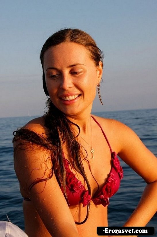 Эротические засветы Юлии Михалковой на отдыхе в купальнике