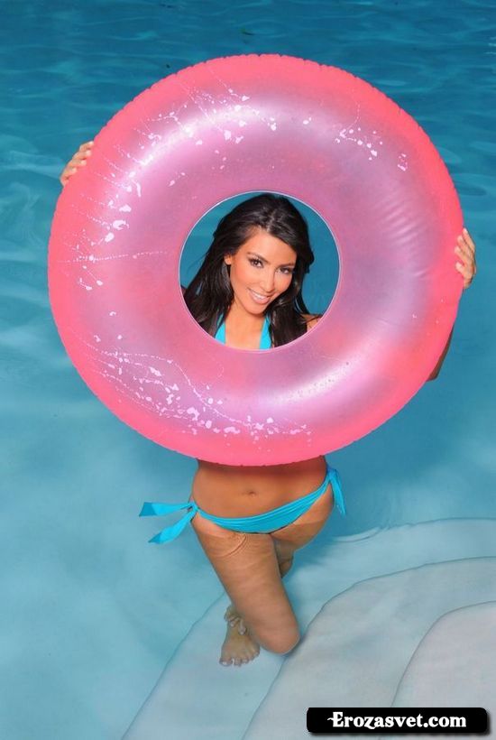Ким Кардашян (Kim Kardashian) дома в купальнике
