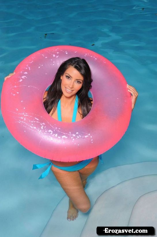Ким Кардашян (Kim Kardashian) дома в купальнике