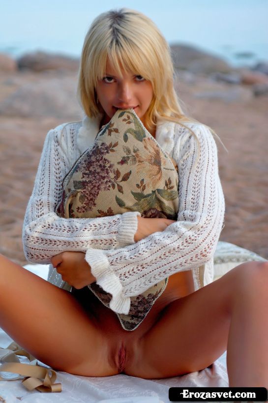 Картинки стройной супер модели Lea Afternoon Beach