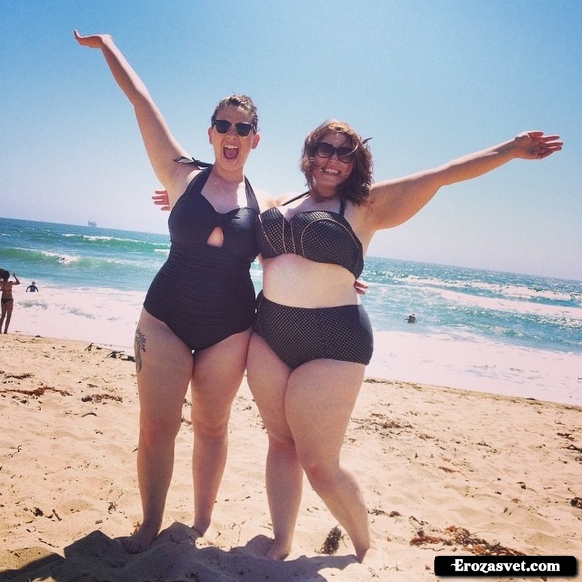 Толстуха подруга толстуха. Полные женщины на пляже. Толстая девушка. Полные женщины на море.