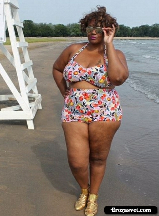 Толстые девушки на пляже в бикини