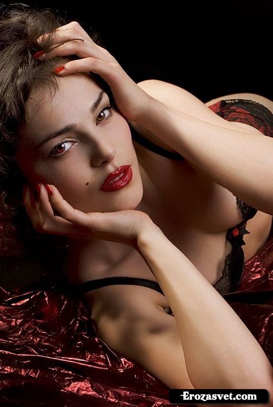 Сати Казанова (Sati Kazanova) на эро фото для журнала Moulin Rouge (Сентябрь 2006)
