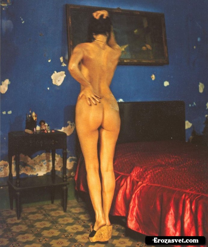 Bart Emmanuelle (Эммануэль Беар) голая на интим картинках