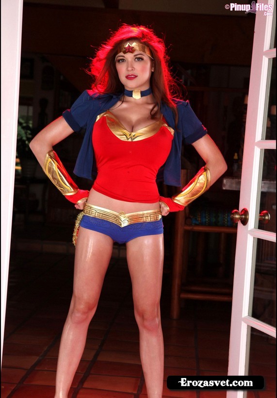 Красивая девушка Tessa Fowler Wonder Woman секси снимки