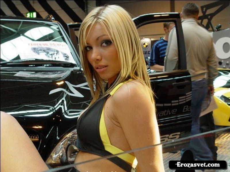 Красивые девушки на выставках крутых автомобилей (99 фото эротика)