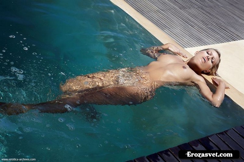 Красивая блондинка развлекается в бассейне (13 фото)