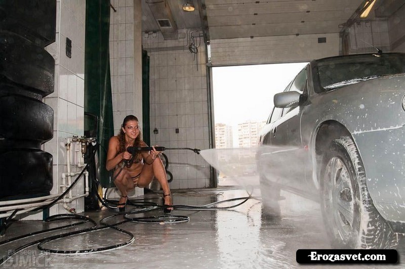 Эротичные девушки в бикини моют машины