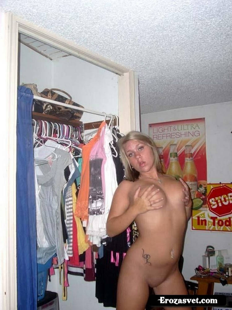 Блондинка обнаженная девушка коньков в ее спальне (7 фото)