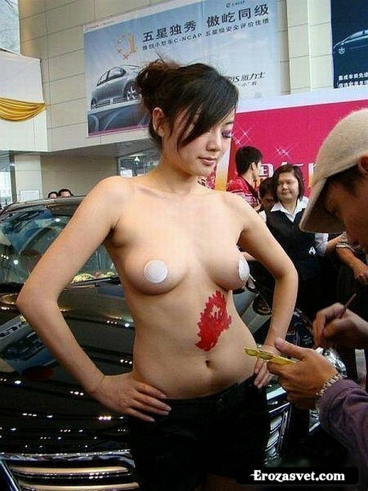 Боди-арт в китайском автошоу (10 фото)