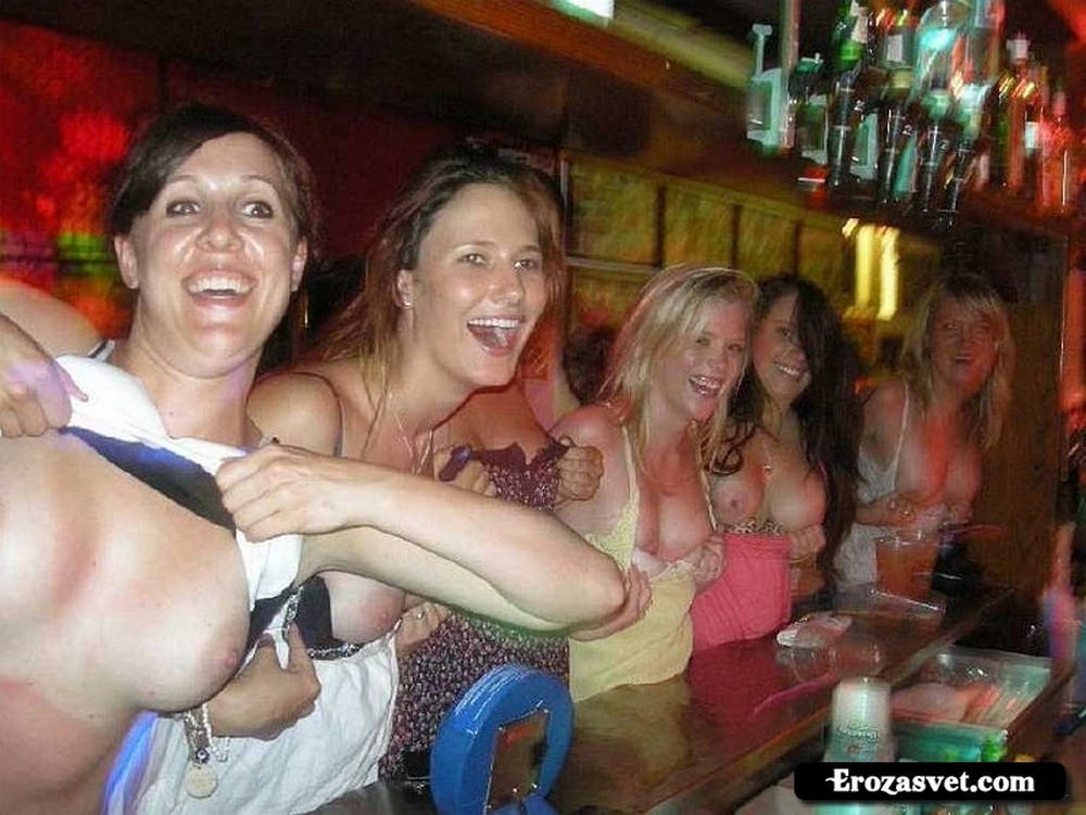 Подборка девушек обнажая свои сиськи в барах (20 фото)