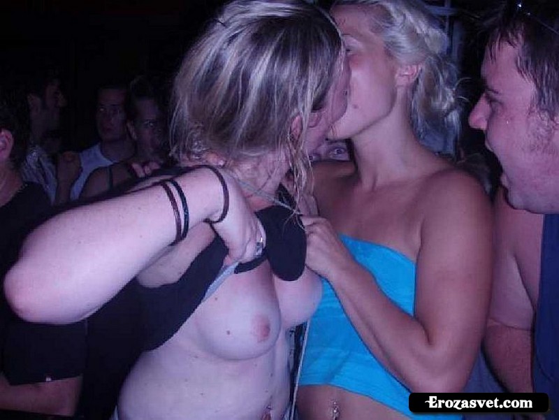 Подборка девушек обнажая свои сиськи в барах (20 фото)