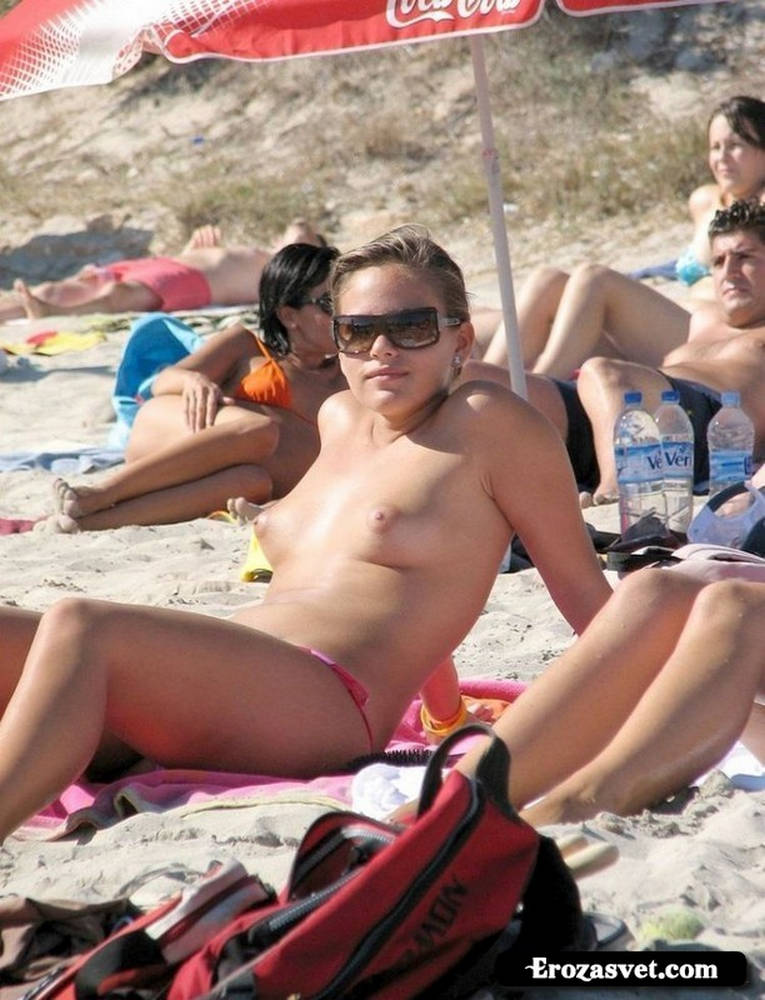 Подборка девушек топлесс на пляже, как память о лете (95 фото)