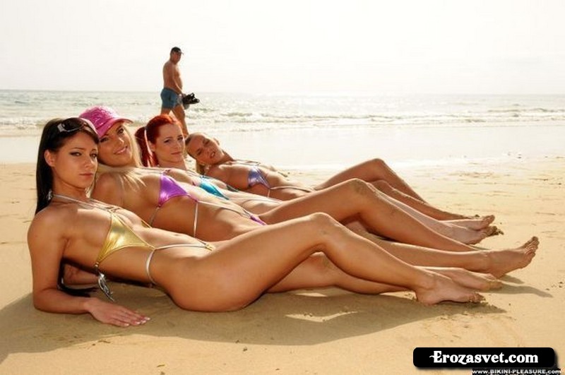 Четыре сексуальные красотки в бикини на пляже (64 фото)