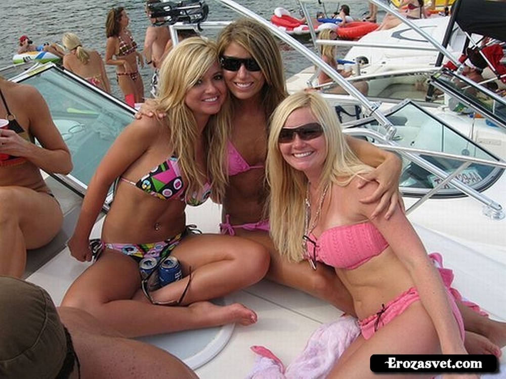 Женщины развлекают. Женщины развлекаются. Девчонки развлекаются на пляже. Девчонки развлекаются на яхте. Девушки частная вечеринка на яхте.