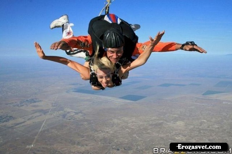 Kagney и Крисси в голая прыжки с парашютом (7 фото)