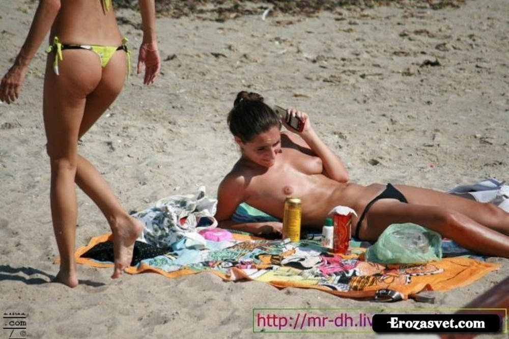 Фотофакт: в Одессе голая девушка плескалась в грязной воде