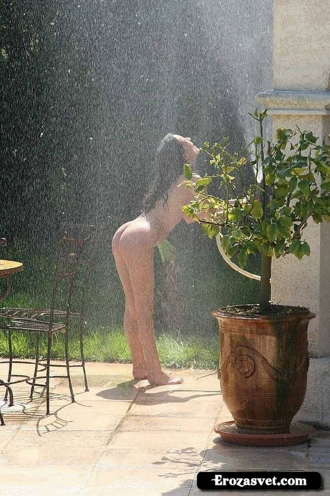 Подборка девушек, принимающих душ (25 фото)