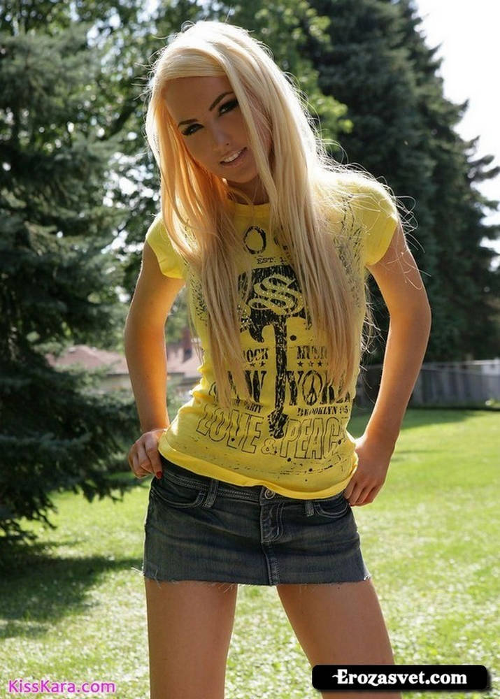 Прикольная блондинка в короткой юбке (15 фото)