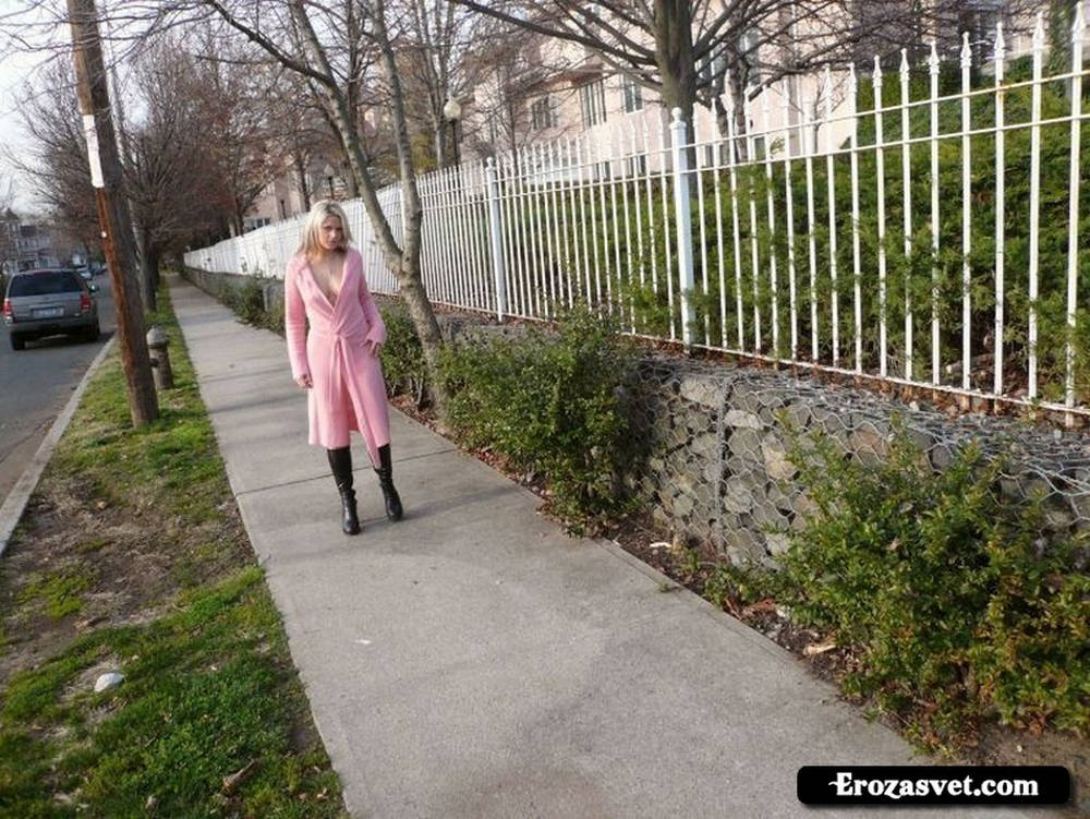 Милашка Энн Анжел позирует на улице (16 фото)