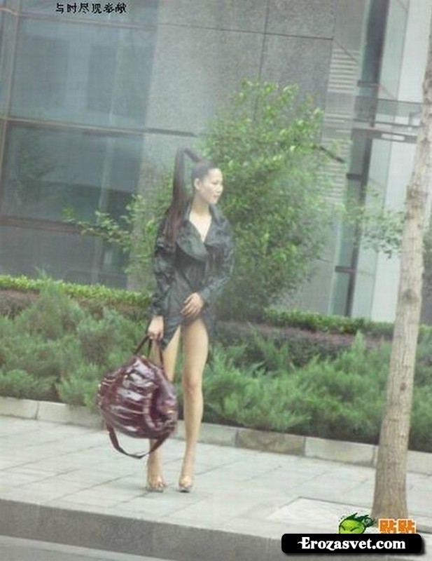 Пекинская девушка в красивом платье (4 фотографии)
