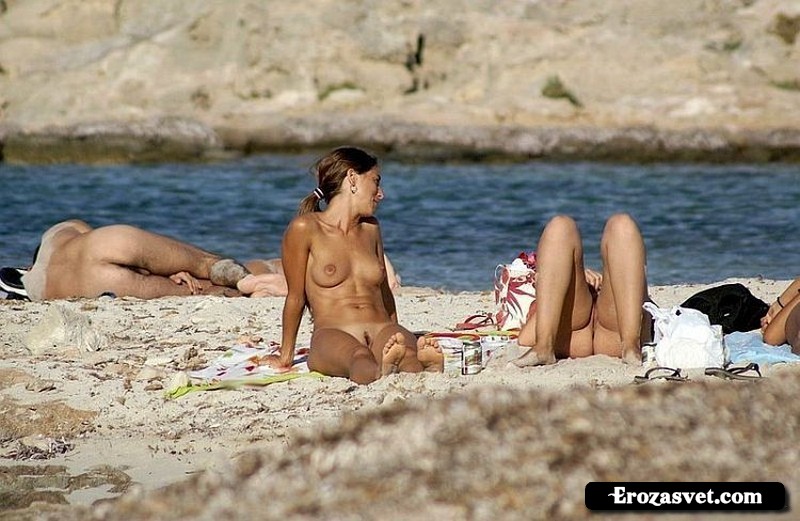 Большой выбор девушек топлесс и не только на пляжах (145 фото)