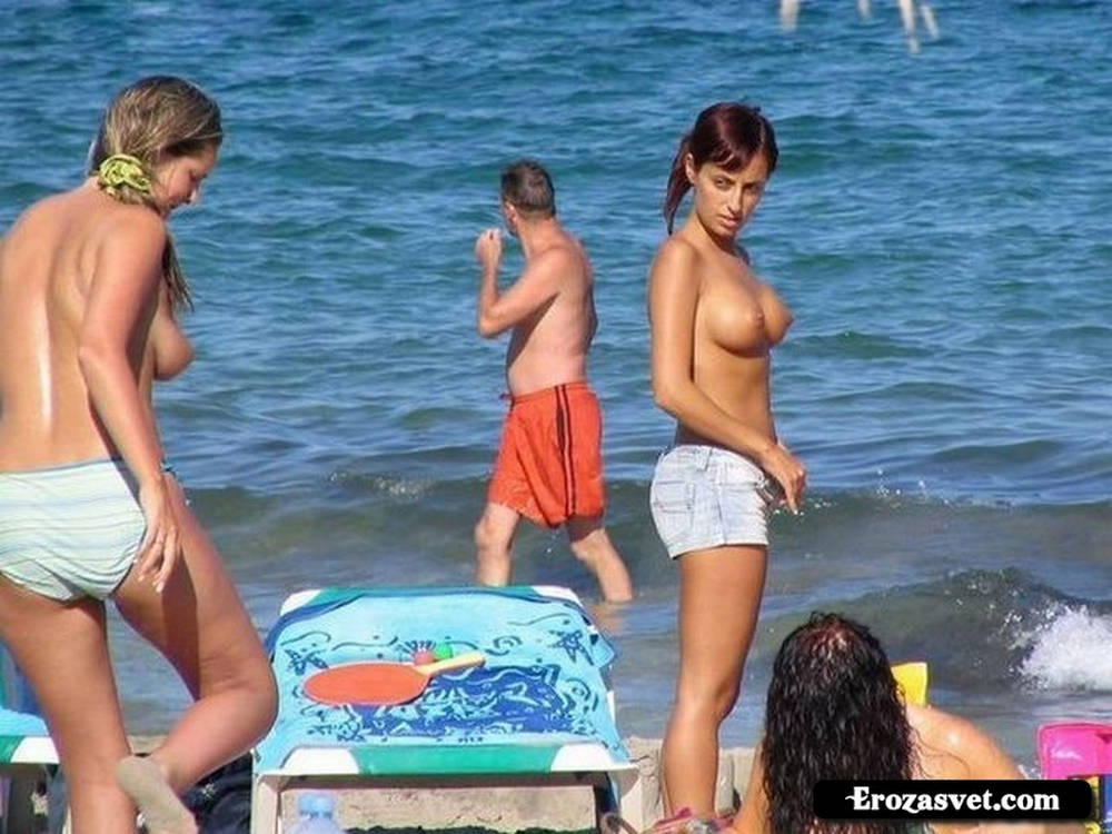 Голые девушки на пляже (49 фото)