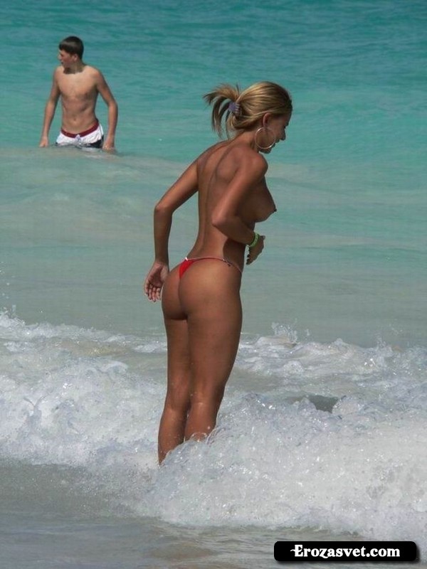 Голые девушки на пляже (49 фото)